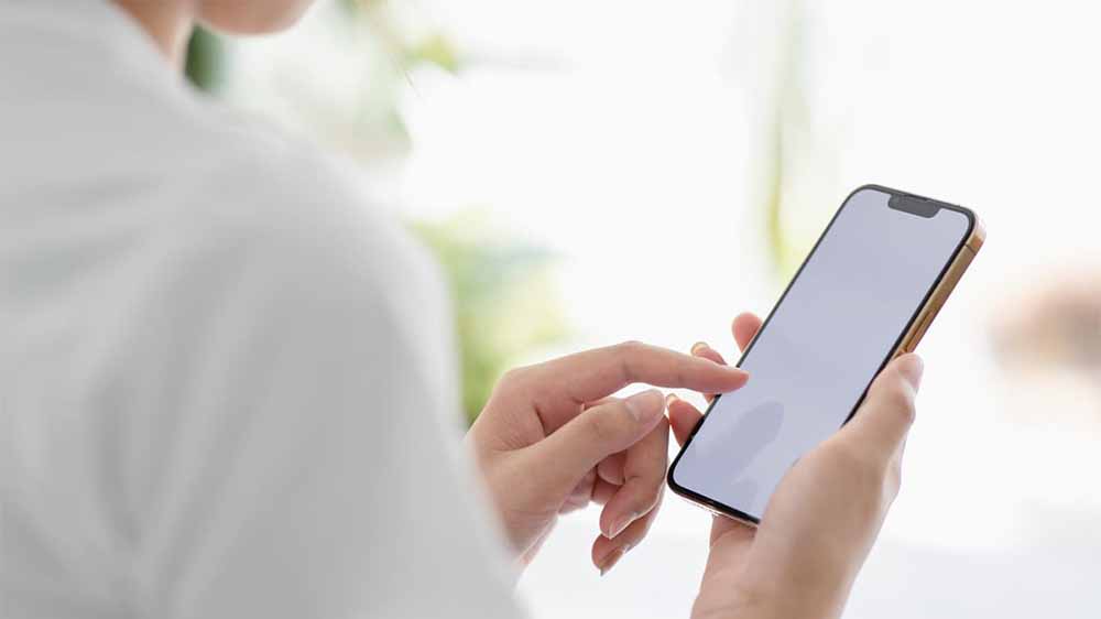 スマホを手に持った女性
